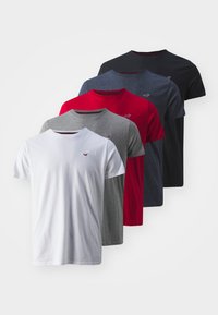 Fünf Baumwoll-T-Shirts: weiß, grau, rot, navyblau und schwarz. Rundhalsausschnitt mit kurzen Ärmeln. Kleines Logo auf der linken Brust.