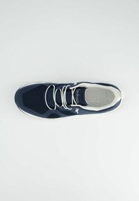 Námořnická sportovní bota s mesh svrškem, bílými tkaničkami a lehkou podrážkou. Má elegantní design a texturovaný vzor na nártu.