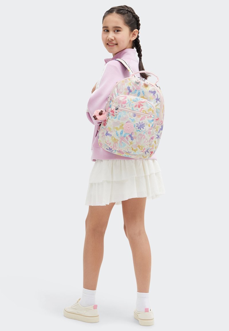 Zaino con motivo floreale nei colori pastello su sfondo trasparente, dotato di una tasca con zip davanti e di un accessorio in peluche attaccato.