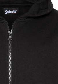 Felpa con zip nera e zip visibile, con etichetta del marchio "Schott NYC" cucita nella zona del colletto.