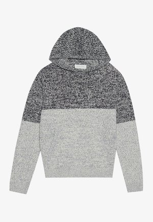Pullover-Hoodie aus einem gemischten grau und schwarzen Strick mit einer gemütlichen Textur, ausgestattet mit einem weiten Halsausschnitt, langen Ärmeln und einer verstellbaren Kapuze.