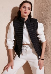 LELA SLIM FIT - Strukirani kaput - black