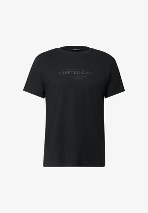 Černé tričko s krátkým rukávem a kulatým výstřihem se diskrétním šedým textem "Důležité věci z dílny, Kvalitní zboží, Nepřekonatelný komfort" na přední části uprostřed.