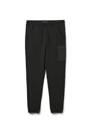 Pantaloni sportivi neri realizzati in tessuto morbido, con vita elastica e coulisse, tasche laterali e una tasca cargo verde sulla coscia destra.