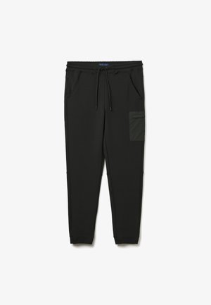 Schwarze Sweatpants aus weichem Stoff verfügen über einen elastischen Bund mit Kordelzug, Seitentaschen und eine grüne Cargotasche am rechten Oberschenkel.