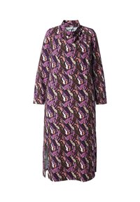 Vestido largo y estampado con motivos de hojas en tonos morados, rosas y marrones, con cuello y aberturas laterales para facilitar el movimiento. Textura satinada.