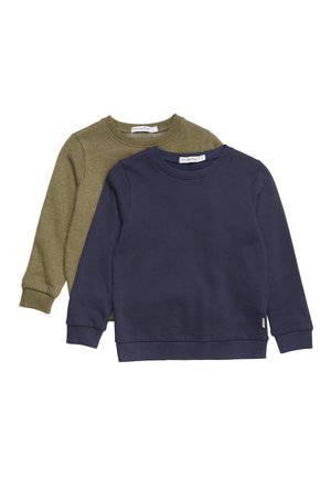 Zwei Langarm-Sweatshirts, eines olivgrün und eines marineblau. Sie haben einen Rundhalsausschnitt und gerippte Bündchen und weisen eine glatte Textur auf.