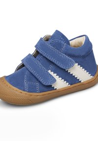 Modrá semišová dětská bota se dvěma suchými zipy, bílým cik-cak pruhem po straně a hnědou gumovou podrážkou.