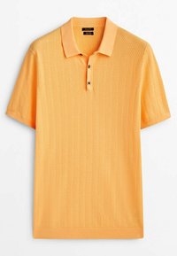 Polo-shirt à manches courtes en orange clair, en tissu texturé, doté d'un col classique et d'une patte de boutonnage à trois boutons, avec des bords côtelés.