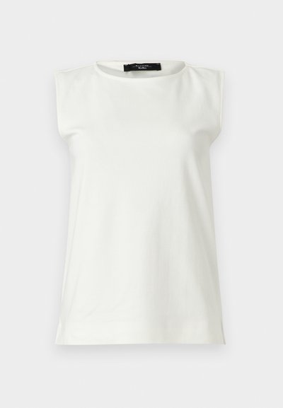 Λευκή αμάνικη μπλούζα με επενδεδυμένους ώμους και στρογγυλή λαιμόκοψη, απλωμένη σε επίπεδη επιφάνεια πάνω σε ανοιχτό φόντο.