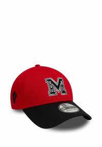 Roter Hut mit schwarzem Schirm, mit gesticktem "M"-Logo und "A.C. Milan"-Stickerei. Hat einen gebogenen Schirm und eine verstellbare Passform.