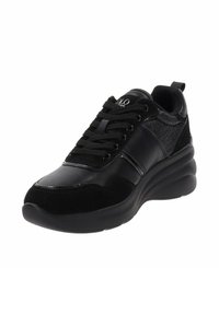 Sneaker atletica nera con una tomaia in pelle liscia, dettagli in suede e pannello in tessuto testurizzato. Presenta lacci tondi e una soletta imbottita.