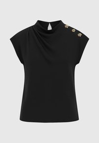 Haut noir décontracté avec un col montant, un tissu drapé, un dos en clé de voûte et trois boutons décoratifs ton or sur l'épaule.