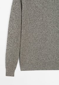 Maglione grigio lavorato a maglia con una trama morbida, caratterizzato da maniche lunghe e un polsino a coste. Il tessuto presenta un motivo screziato.