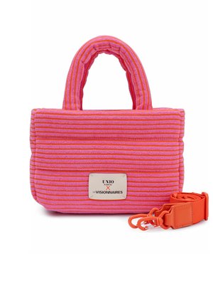 Sac à main rectangulaire rayé rose et orange avec poignées rembourrées, une étiquette avant, et une bandoulière orange amovible à côté.