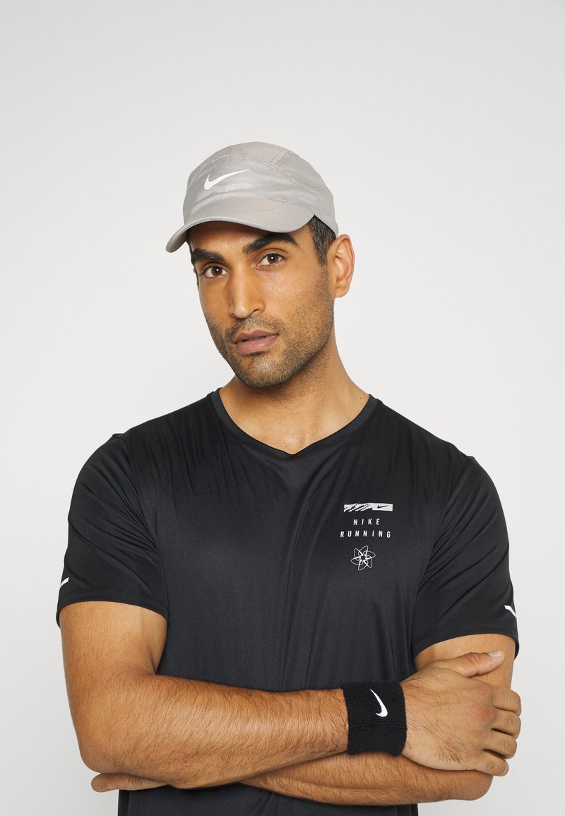 Herren Shirts | Nike Performance RUN MILER T-Shirt print black/schwarz - BS20536 Herren Shirts | Nike Performance RUN MILER T-Shirt print black/schwarz - BS20536