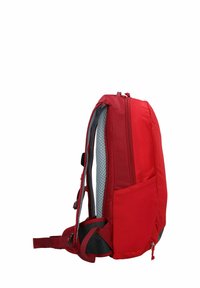 Mochila roja con una superficie texturizada, correas de hombro acolchadas y un bolsillo lateral. Presenta un cierre superior y un diseño aerodinámico.