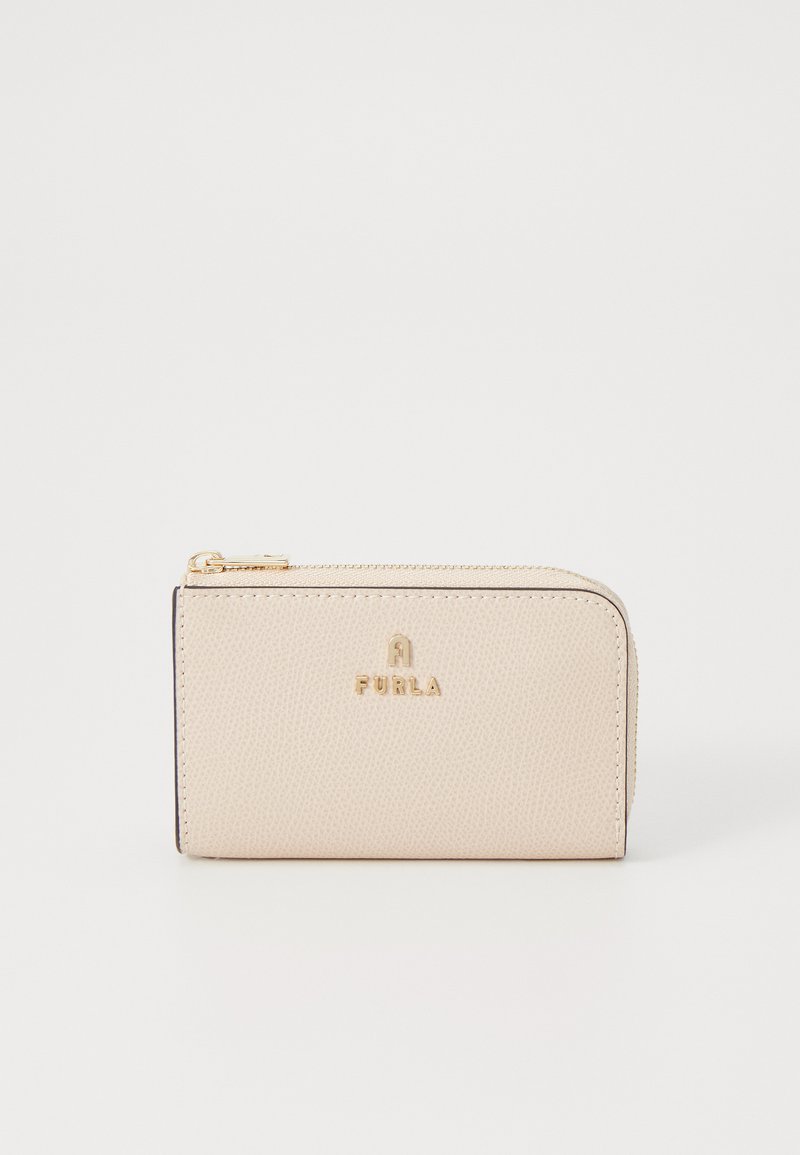Beige Leder Geldbeutel mit Reißverschluss und geprägt Logo; texturierte Oberfläche und goldene Hardware-Details. Kompakte rechteckige Form.