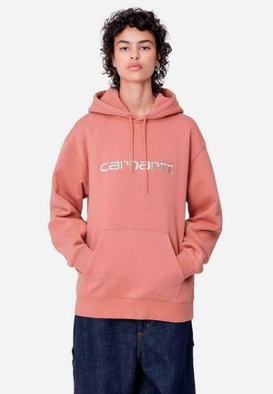 Sudadera de forro polar rosa con un gran bolsillo frontal, capucha con cordón y logo plateado de "Carhartt". Presenta puños y dobladillo acanalados.