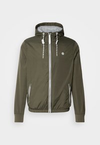 Olivgrüne Zip-Jacke mit Kapuze, weißen Kordeln, Seitentaschen, gerippten Bündchen und einem Logo auf der linken Brust. Glattes, leichtes Material.