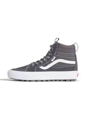 Hoher schwarzer Vans Sneakers mit weißem Seitenstreifen, dicker weißer Sohle, schwarzen Schnürsenkeln und wasserdichten Stoffdetails, seitlich gezeigt.
