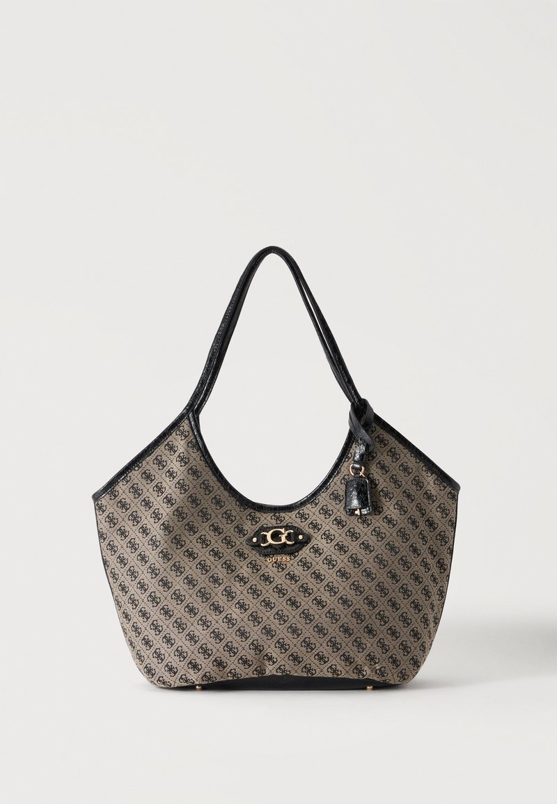 Sac fourre-tout de créateur marron et noir avec logo à motifs, poignées noires et un petit charm noir suspendu près du bord supérieur.