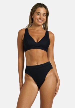 Schwarzes, geripptes Bikini-Set mit Top mit breiten Trägern und V-Ausschnitt sowie hochtaillierten Hosen. Glatte Textur mit minimalen Details.