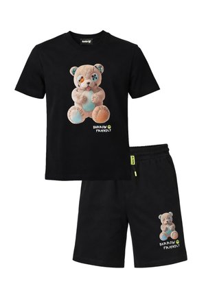 Completo composto da t-shirt nera a maniche corte e pantaloncini con orsetto patchwork e scritta "Barrow Friendly" su entrambi i capi.