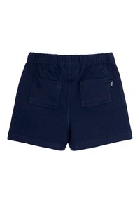 Tmavě modré bavlněné šortky s elastickým pasem, které mají dvě zadní kapsy a jednoduchý, čistý design. Žádné viditelné vzory ani kovové prvky.
