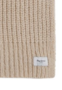 Bufanda de punto beige con textura acanalada, que presenta una pequeña etiqueta blanca con "Pepe Jeans London" impresa en negro.