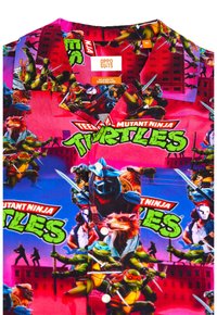 Camicia a maniche corte in tessuto colorato con una stampa grafica audace delle Tartarughe Ninja, colletto strutturato e vestibilità relax.