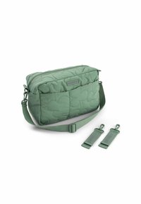 Zöld steppelt anyagú keresztpántos táska állítható pánttal és két levehető klipszel fehér háttér előtt.