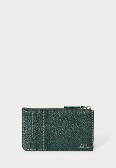 Πράσινο δερμάτινο πορτοφόλι με υφή, διαθέτει θήκη με φερμουάρ και πολλαπλές θήκες για κάρτες. Παρουσιάζει λευκή ραφή και λεπτομέρεια λογότυπου.