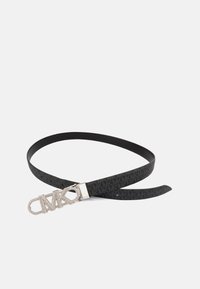 Zwarte riem van leer met een patroon, voorzien van een decoratieve zilveren MK logo gesp met sprankelende accenten.