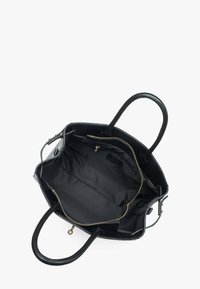 Zwarte leren totebag met twee handvatten, ritssluiting en een ruim interieur van zwarte stof met vakken en goudkleurige accenten.