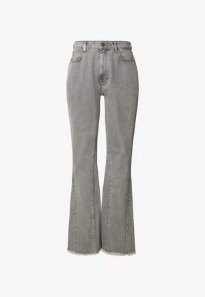Graue Jeans mit hoher Taille, vorderen Taschen und ausgefransten Säumen, die unten leicht ausgestellt sind.