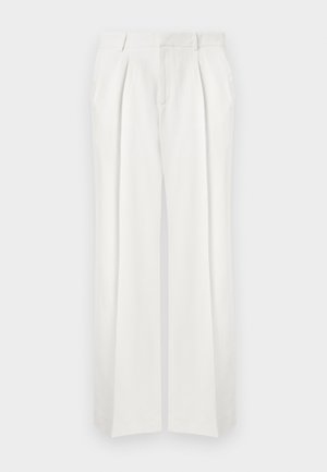 Białe, szerokie spodnie o kroju tailored z przednimi plisami, szlufkami na pasek i bocznymi kieszeniami, prezentowane na neutralnym tle.