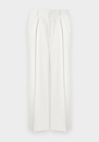 Pantalon blanc sur mesure à jambes larges avec plis devant, passants pour ceinture et poches latérales, présenté sur un fond neutre.
