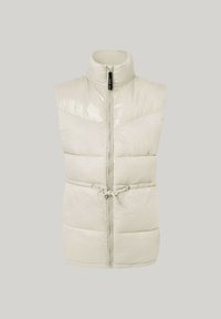 Lekki, bezrękawnik puchowy w delikatnym kremowym kolorze, z wysokim kołnierzem, zamkiem błyskawicznym z przodu oraz sznurkiem w talii do regulacji dopasowania.