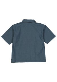 Košile s krátkým rukávem v tmavě modré lněné tkanině s klasickým límečkem; má hladkou texturu a rovný střih na lemu. Zobrazeno zezadu.