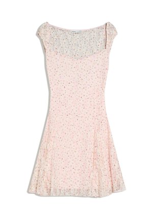 Svetloružové šaty dĺžky po kolená s krátkymi rukávmi, drobným kvetinovým vzorom a priehľadným dielom na výstrihu.