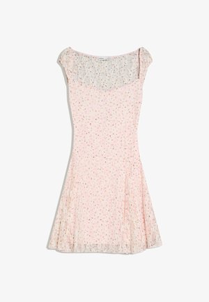 Világos rózsaszín, térdig érő ruha, kaftánszerű rövid ujjakkal, apró virágmintával és áttetsző betéttel a nyakkivágásnál.