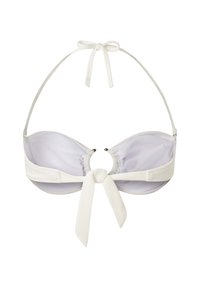 Bílý halter bikiny top s vycpávanými košíčky, středovým kovovým kroužkem a látkovými vázáním na krku a pod prsy pro nastavitelný fit.