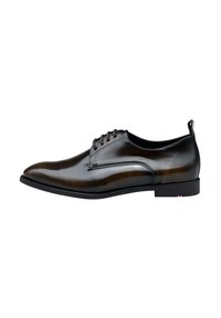 Brązowe skórzane buty eleganckie o połyskującym wykończeniu, zwężanym czubku, wiązanym fasonie oraz subtelnymi teksturowymi akcentami. Czarna podeszwa z detalem logo.
