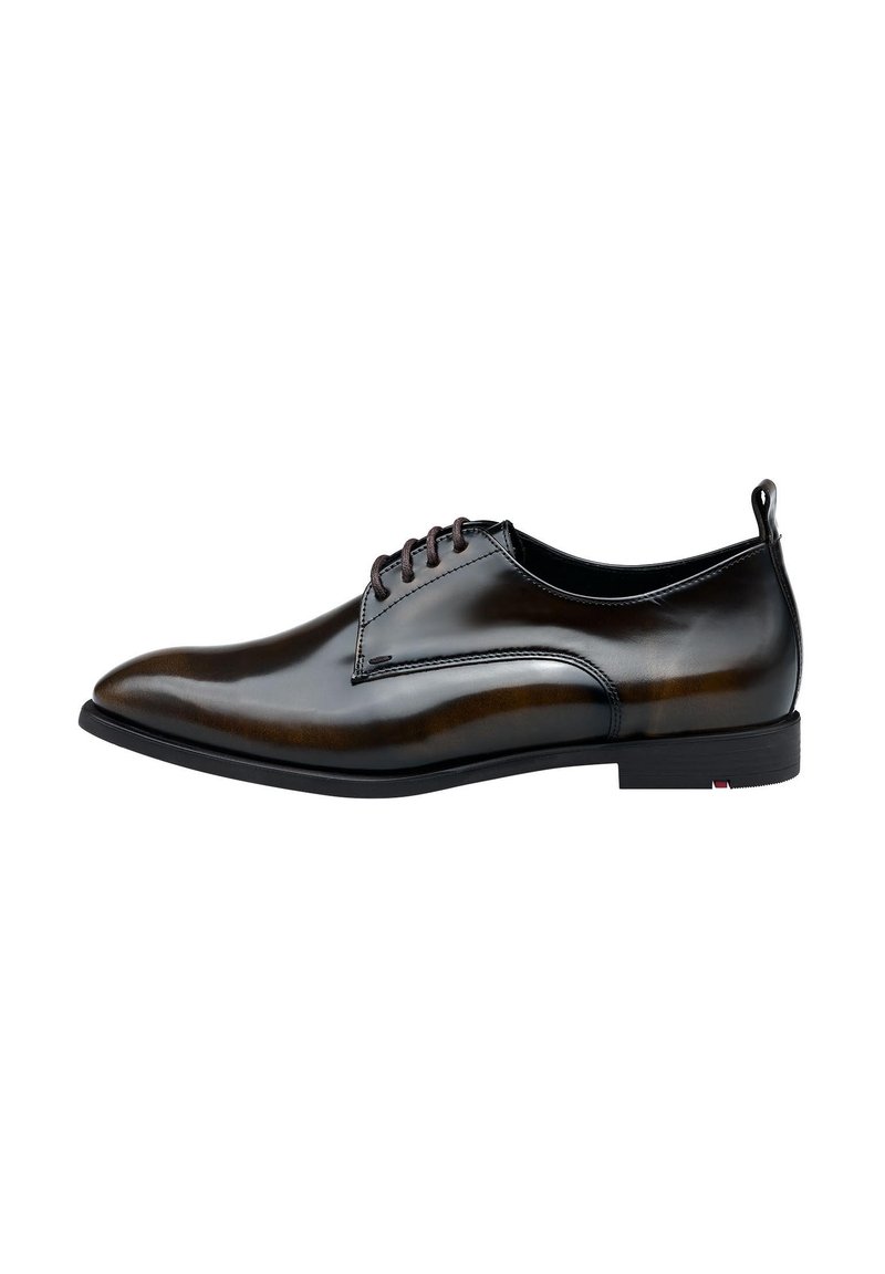 Brązowe skórzane buty eleganckie o połyskującym wykończeniu, zwężanym czubku, wiązanym fasonie oraz subtelnymi teksturowymi akcentami. Czarna podeszwa z detalem logo.