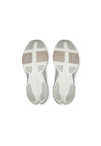 Suola di scarpa sportiva bianca con superficie texturizzata, dotata di sezioni in gomma e schiuma, e dettaglio del logo in grigio. Motivo a battistrada geometrico.