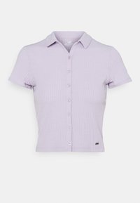 Top de manga corta, con cuello, de punto en lavanda claro con cierre de cinco botones y etiqueta de marca en el dobladillo. Textura suave con un diseño ajustado.
