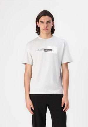 Hellgraues Baumwoll-T-Shirt mit kurzen Ärmeln, das bedruckte Akzente zeigt, darunter "NORTHERN AESTHETICS" in fettem Text und rechteckigen Grafiken.