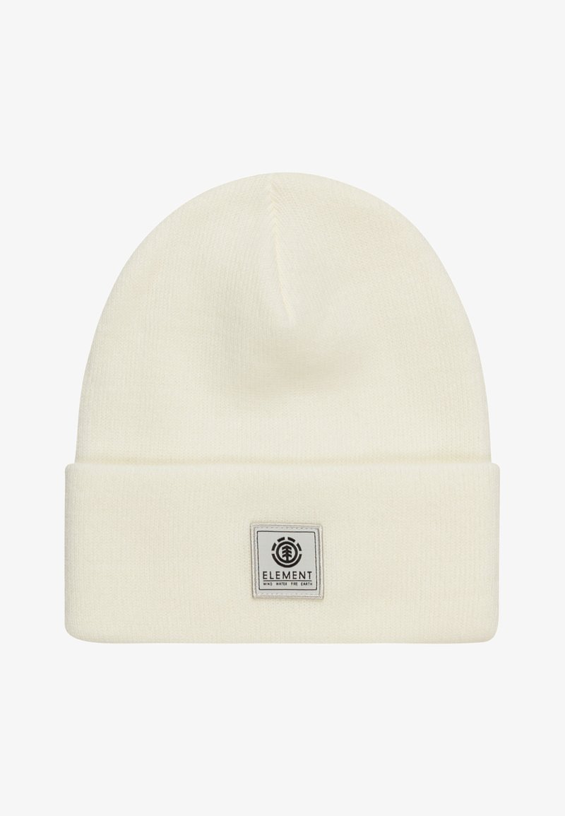 Beanie a maglia color crema con risvolto. Presenta una toppa quadrata e una finitura liscia e textured.