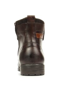 Stivali alla caviglia in pelle marrone con un colletto in feltro nero testurizzato, zip laterale e una patch in pelle marrone sul tallone. Suola in gomma.